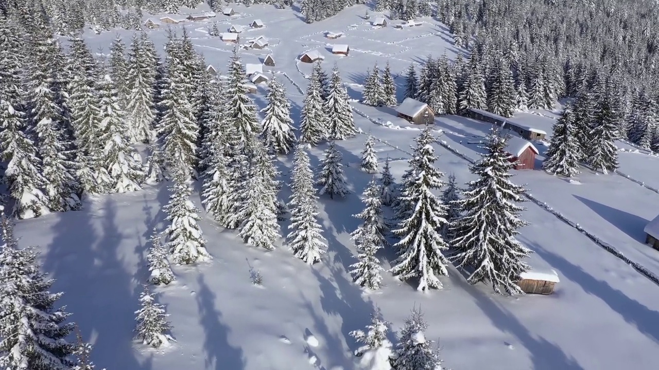 偏远的山村，宅基地在冬天被雪覆盖的山上。4K无人机航拍图视频素材