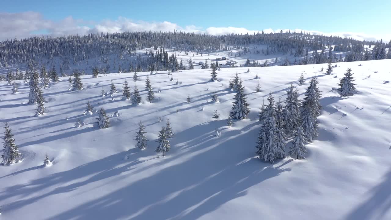 偏远的山村，宅基地在冬天被雪覆盖的山上。4K无人机航拍图视频素材