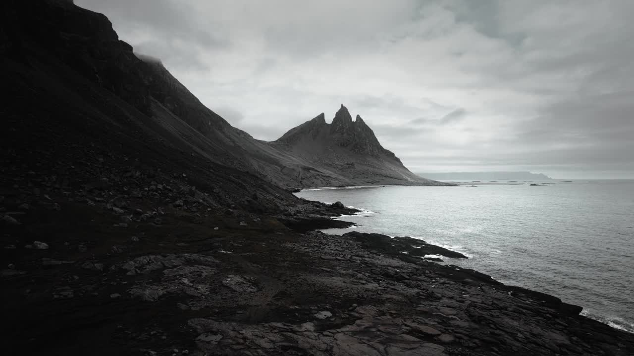 航空vesturhorn山，黑沙滩鹳鸟，飞越火山黑色喜怒无常的岩石，喜怒无常的风景，冰岛视频素材