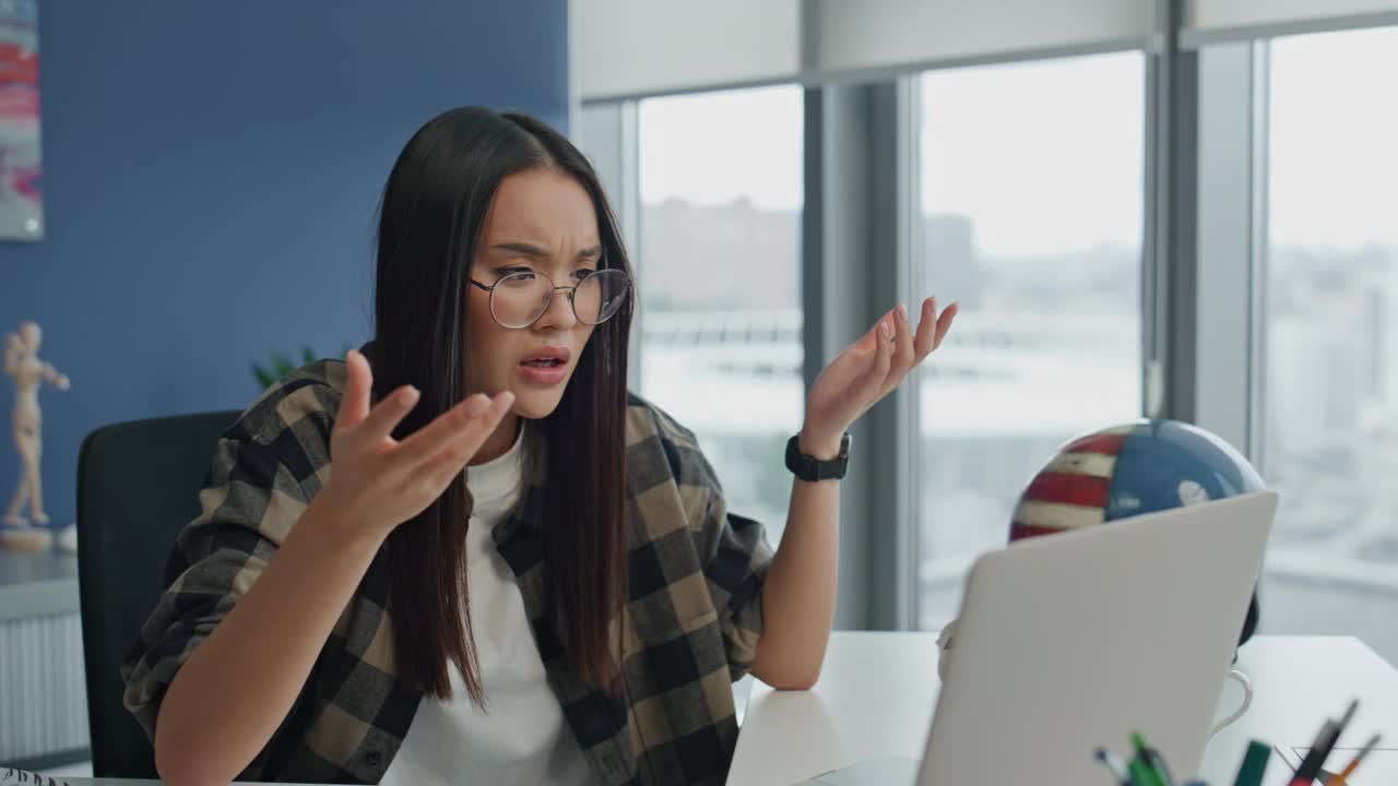 担心的自由职业者视频通话电脑办公室特写。悲伤的女人在打电话视频素材