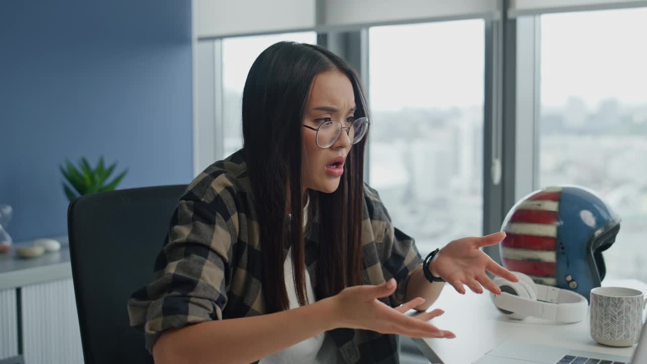 紧张的女商人在家里摆弄着电脑电话。压力大的女人拒绝视频素材