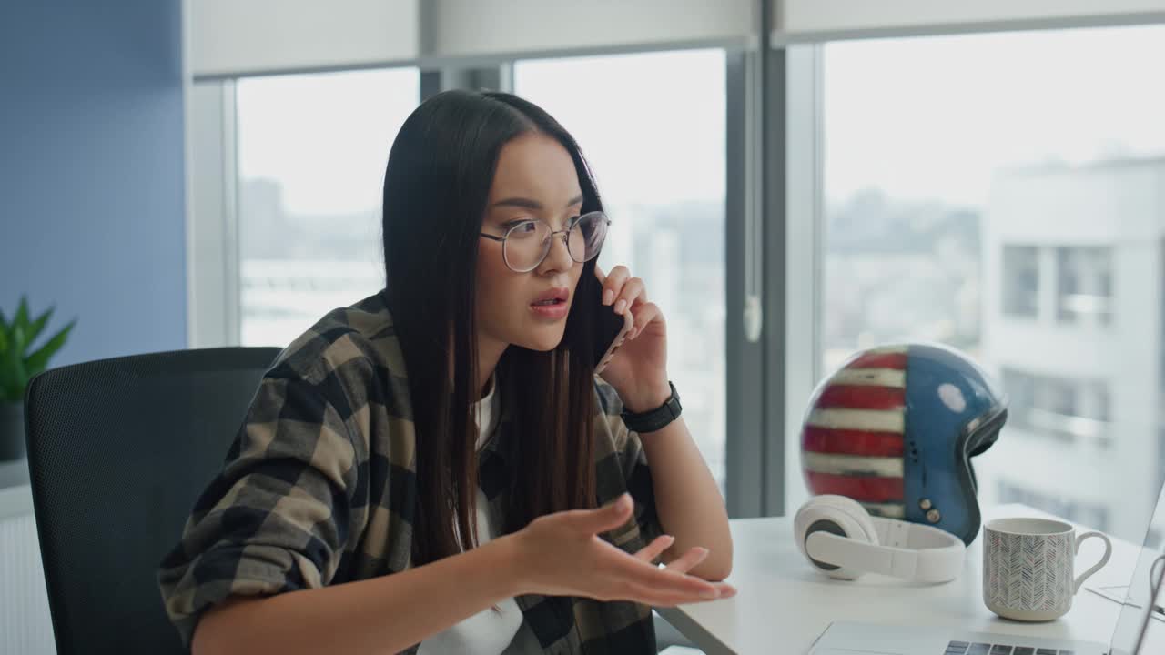 愤怒的女商人在办公室争吵电话特写。女孩结束谈话视频素材