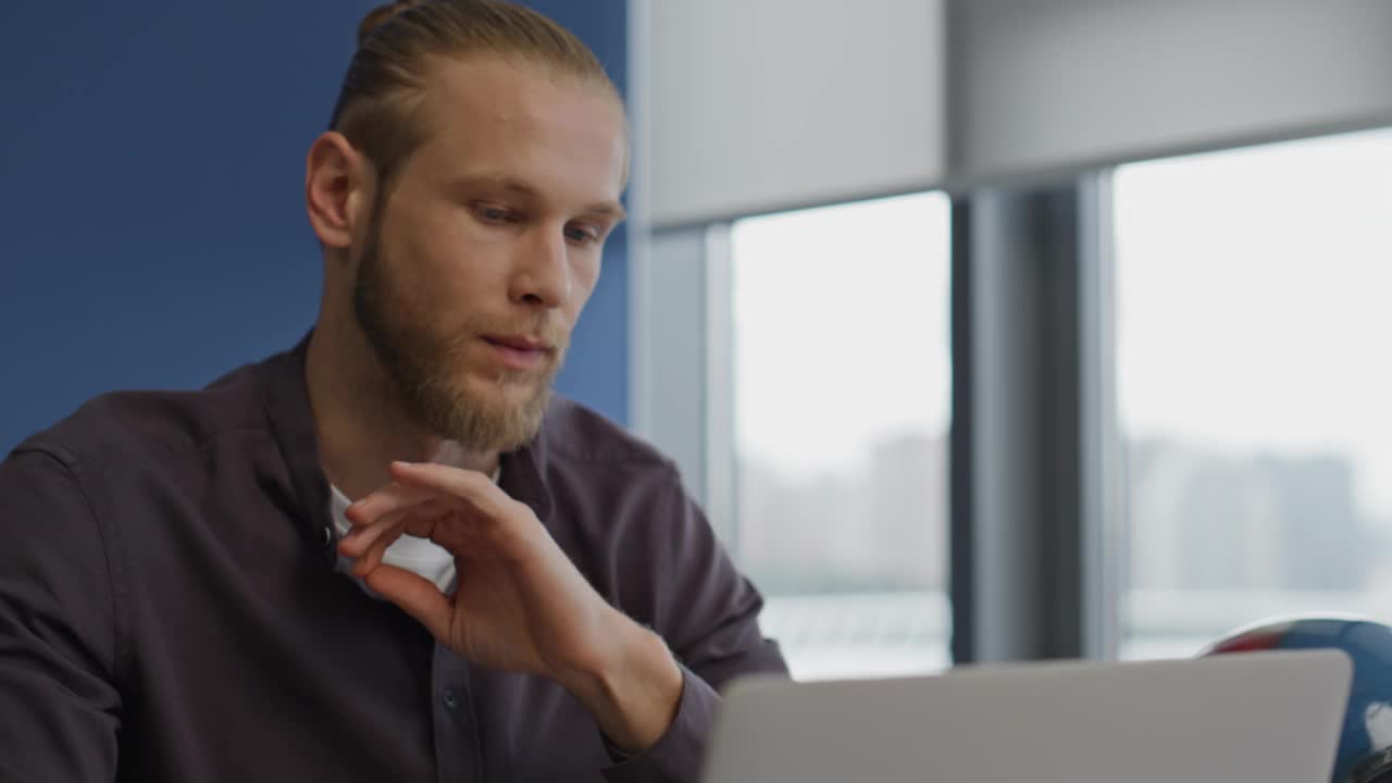 恼怒的男子在家里大喊视频电话。愤怒的经理在打手势视频素材