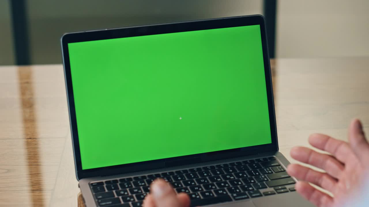 男子手视频通话铬铬电脑特写。视频会议办公室视频素材