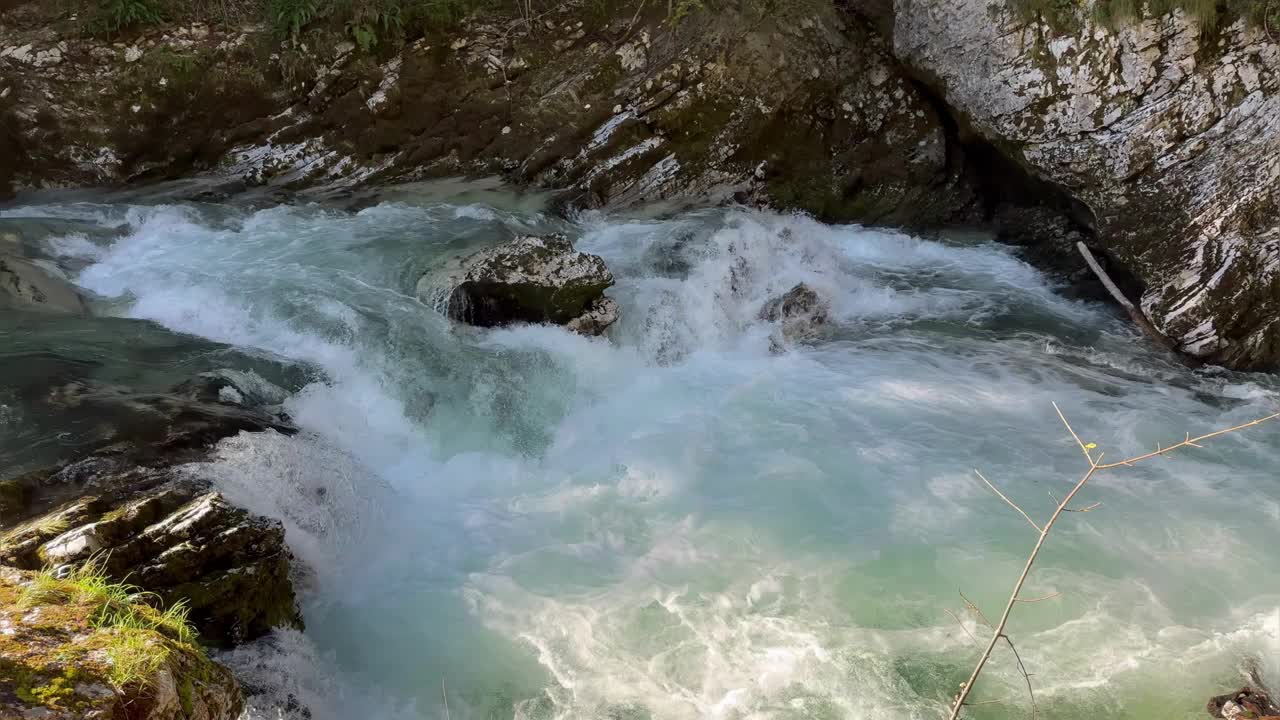 峡谷中瀑布的特写，水从河上倾泻而下视频素材