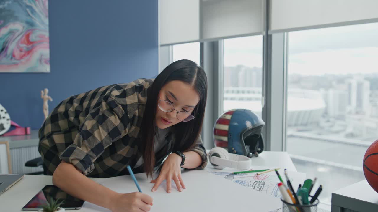 专注的女性写纸远程工作场所特写。建筑师绘图铅笔视频素材