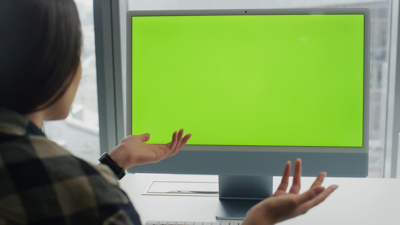 在chromakey pc办公室进行视频通话。女性虚拟通话视频素材