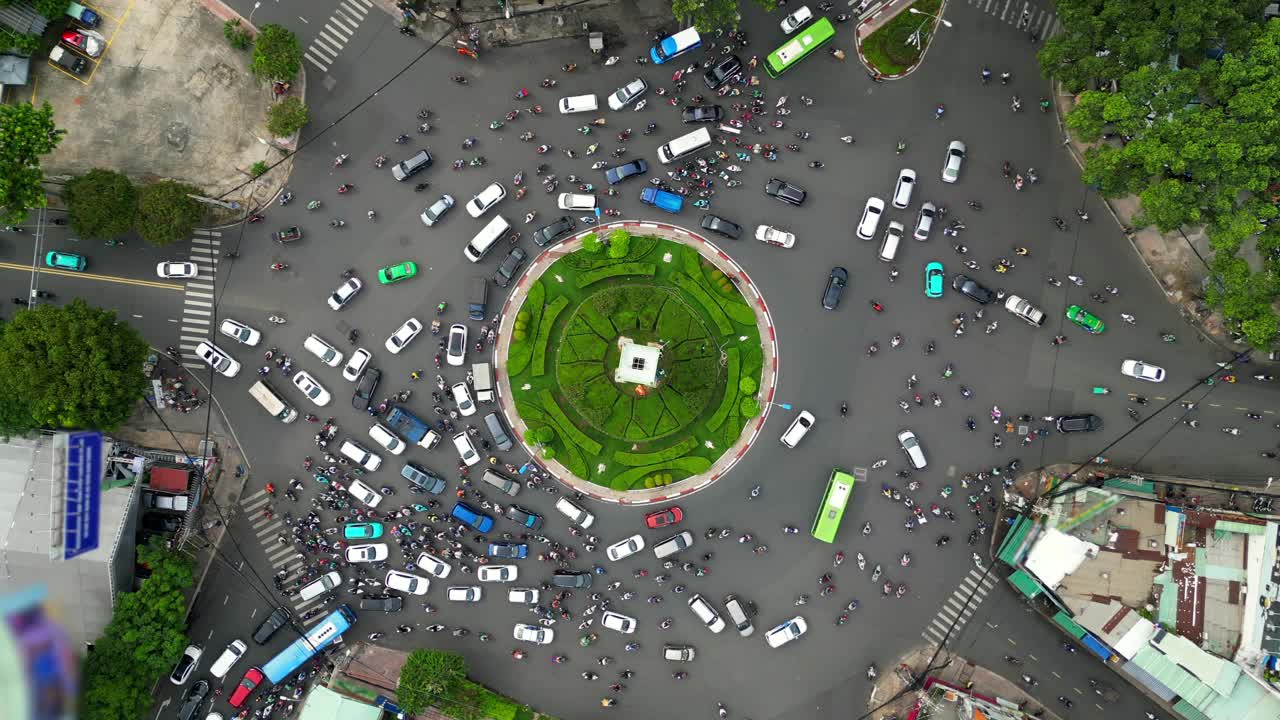 越南胡志明市十字路口的早晨交通俯视图视频素材