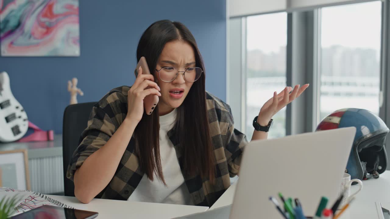 紧张的经理打电话办公室特写。紧张的女人在做手势视频素材