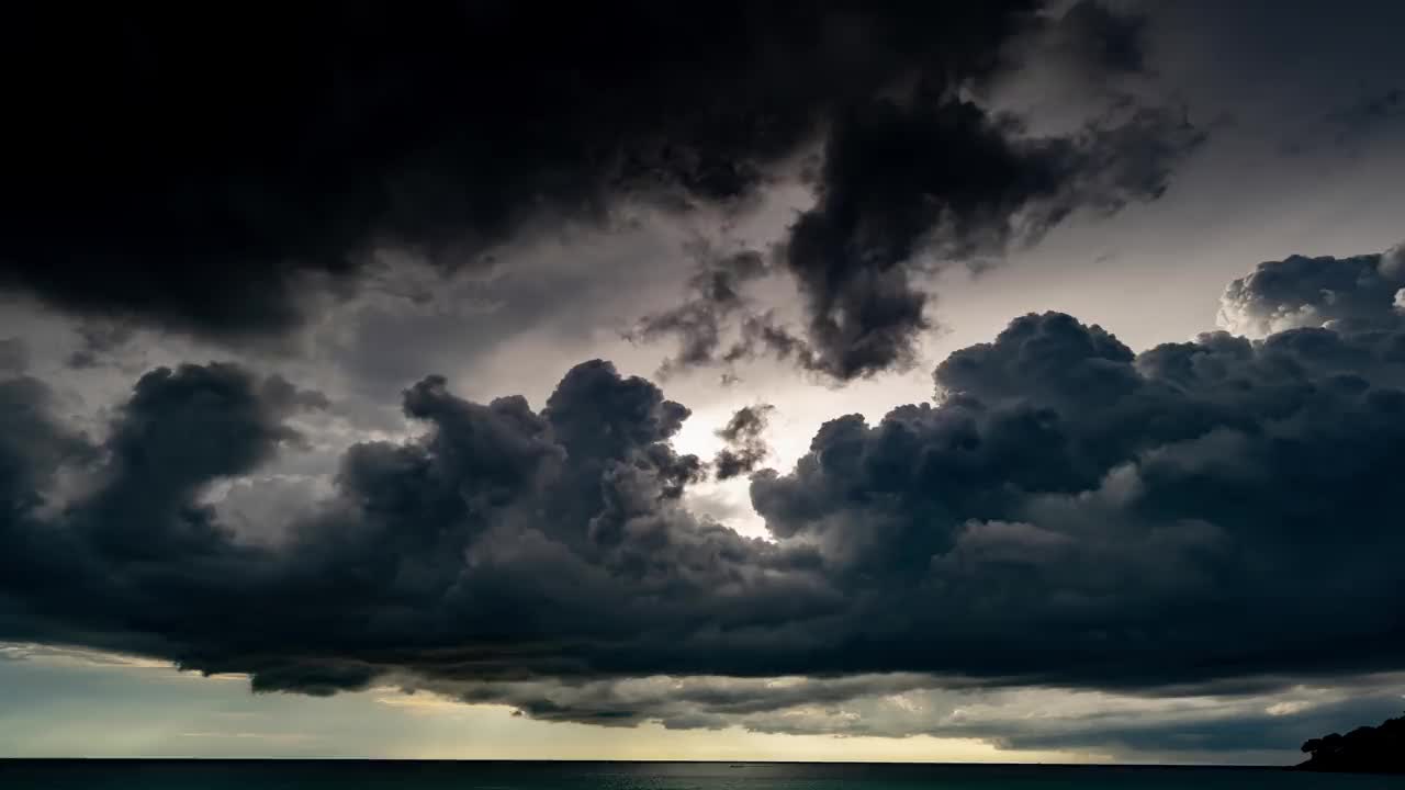 延时镜头的风暴云和雨在海上，黑暗的风暴云通过视频延时，高质量的镜头云在海上视频素材