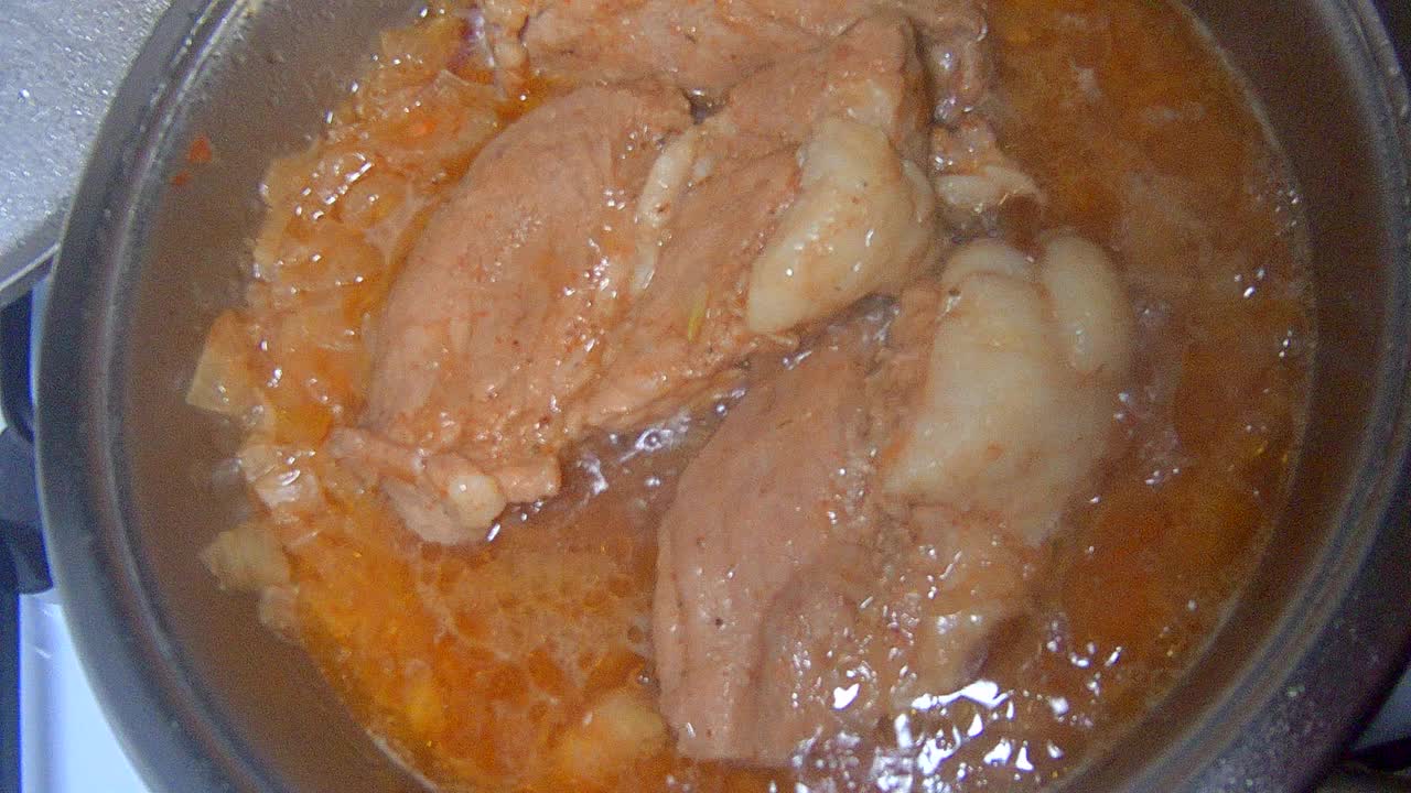 在煎锅里煎肉视频素材