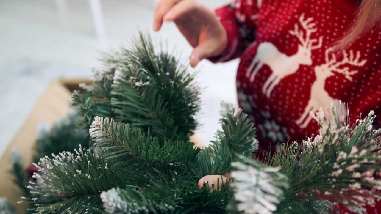 正金发女子走过刚送来的人造圣诞树，兴奋地准备庆祝冬日的节日视频素材