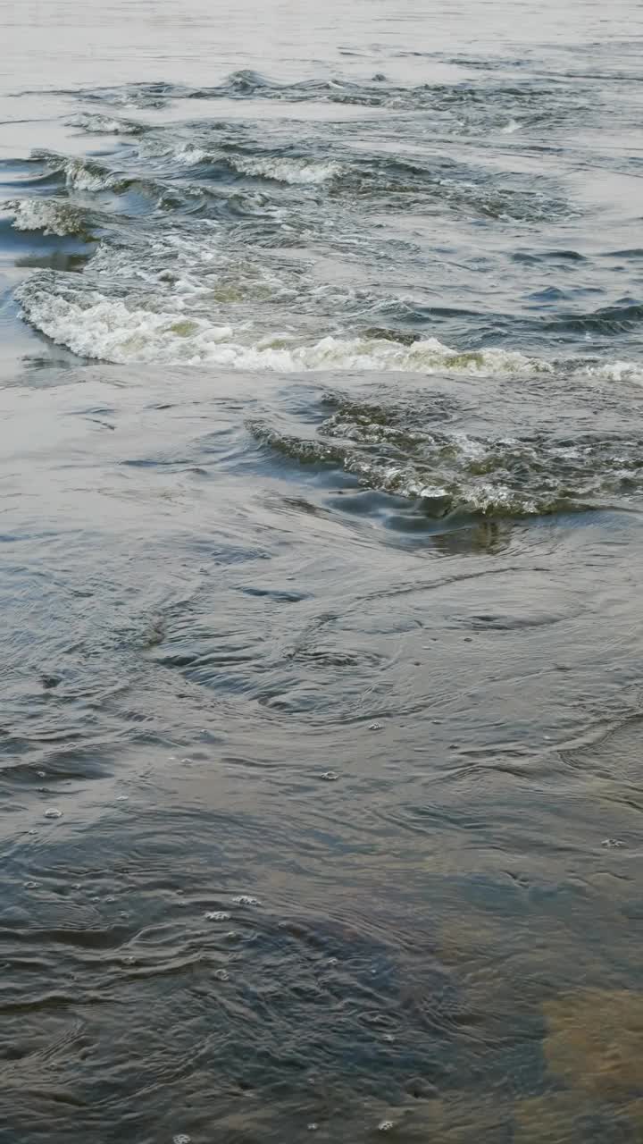 水流湍急，河水宽阔视频下载