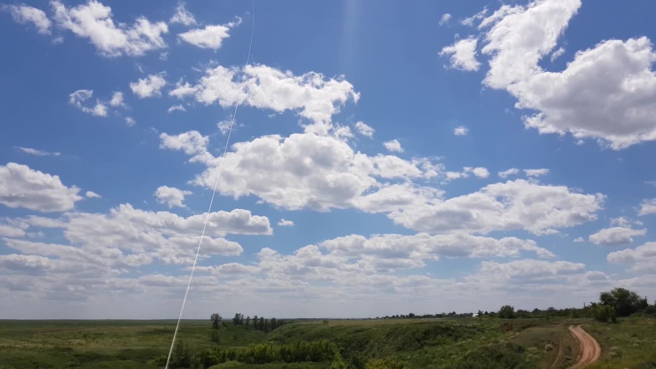 风筝在天空的云层中飞翔。视频下载