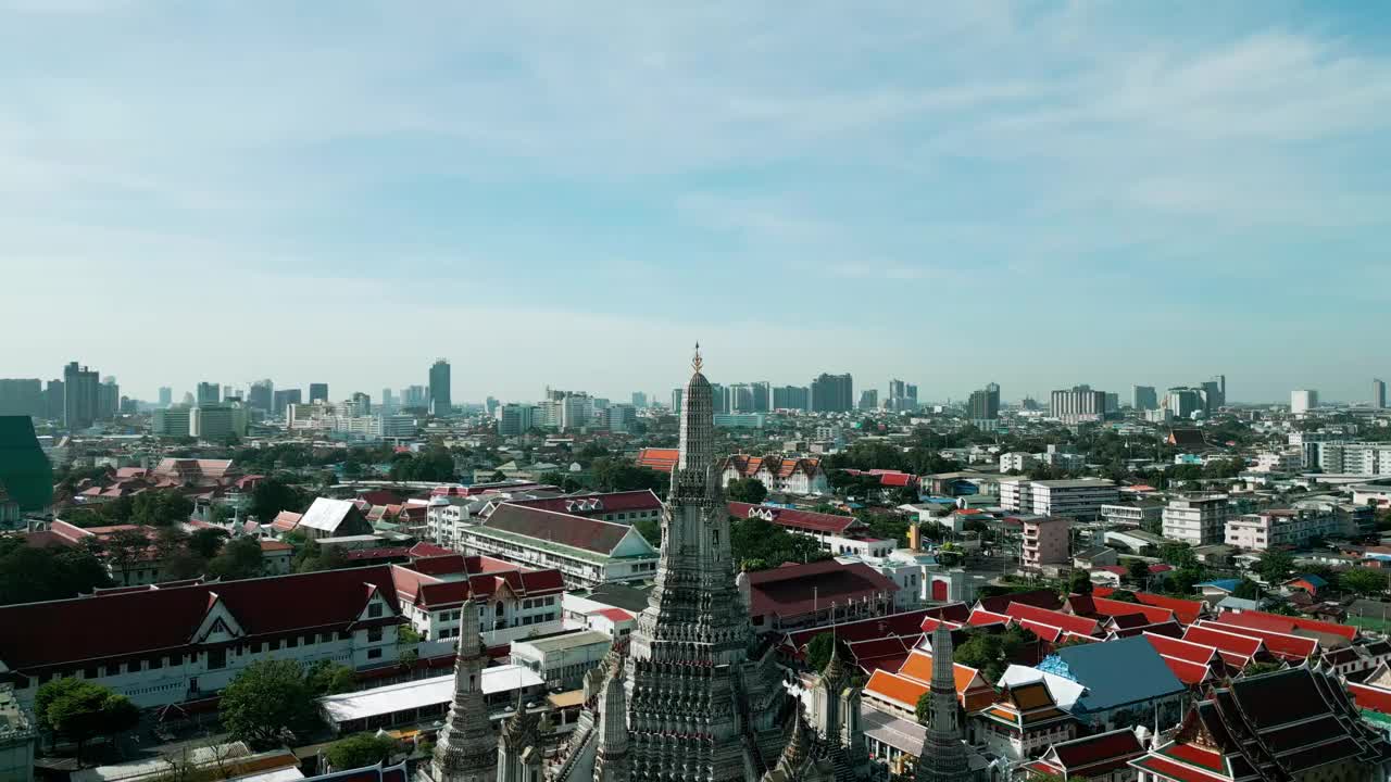 鸟瞰图阿仑寺与宝塔沿湄南河在日落观光旅游视频素材