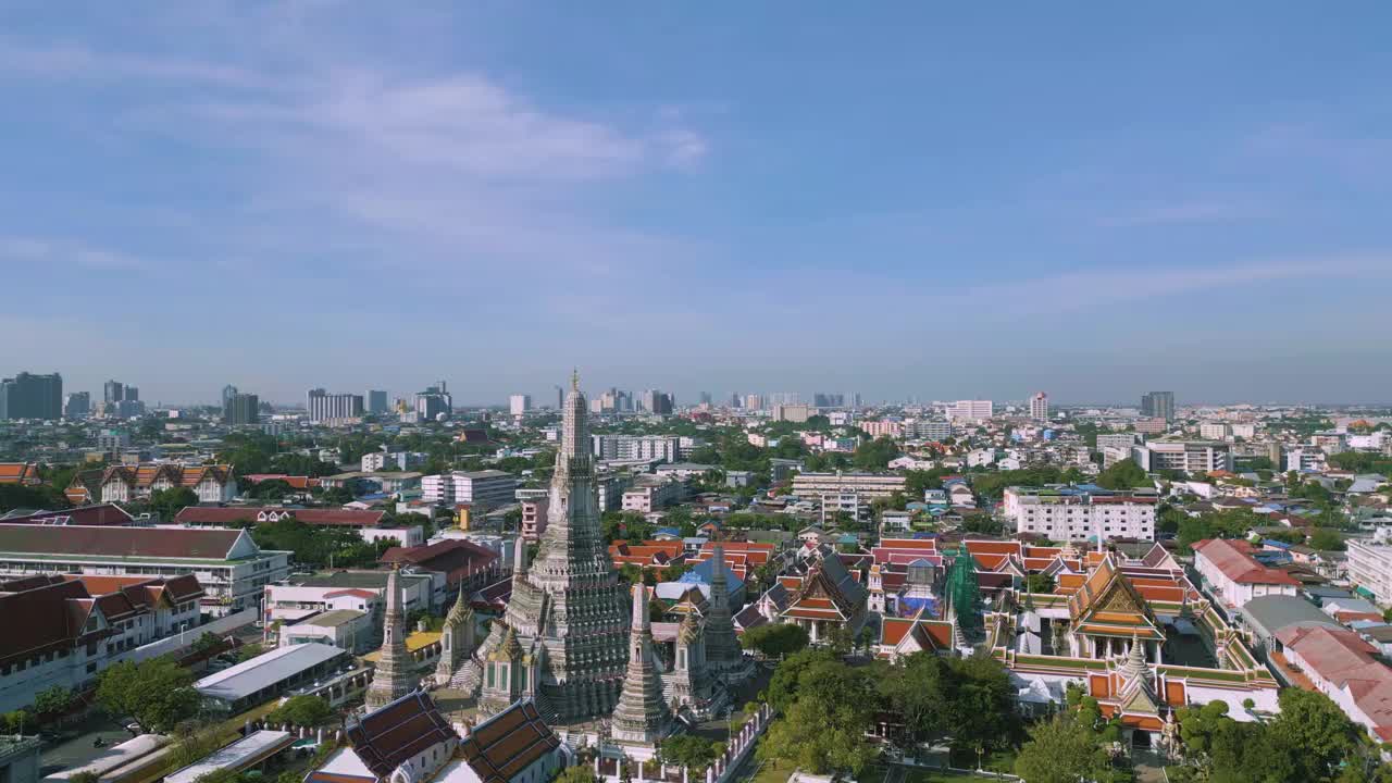 鸟瞰图阿仑寺与宝塔沿湄南河在日落观光旅游视频素材