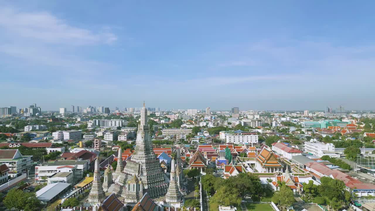 鸟瞰图阿仑寺与宝塔沿湄南河在日落观光旅游视频素材