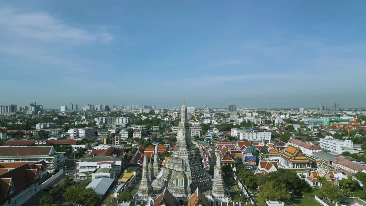 鸟瞰图阿仑寺与宝塔沿湄南河在日落观光旅游视频素材