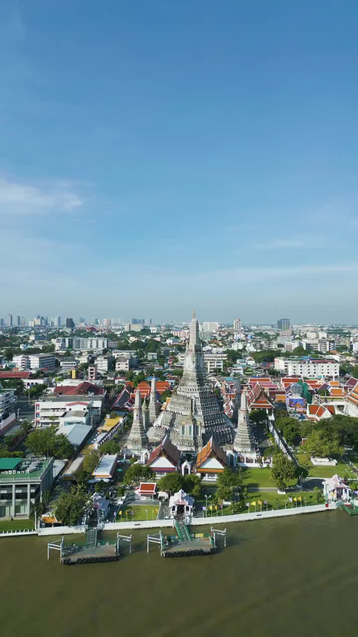 鸟瞰图阿仑寺与宝塔沿湄南河在日落观光旅游视频素材