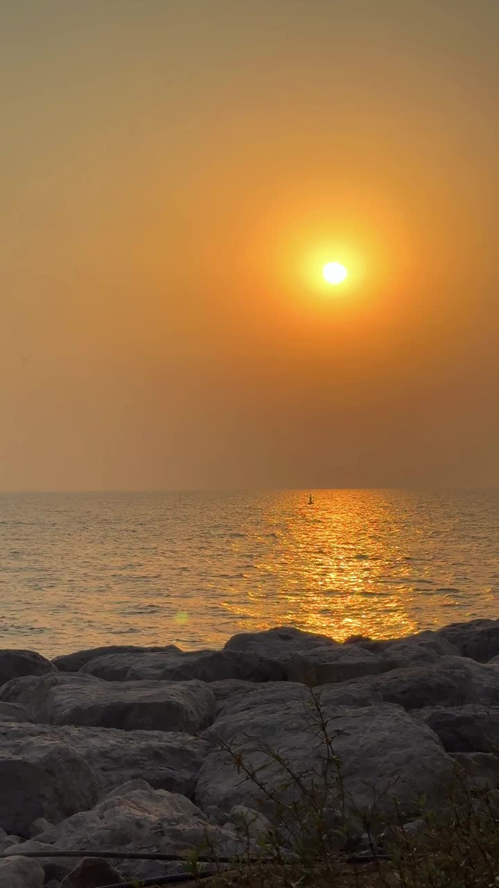 海上美丽的日落视频素材