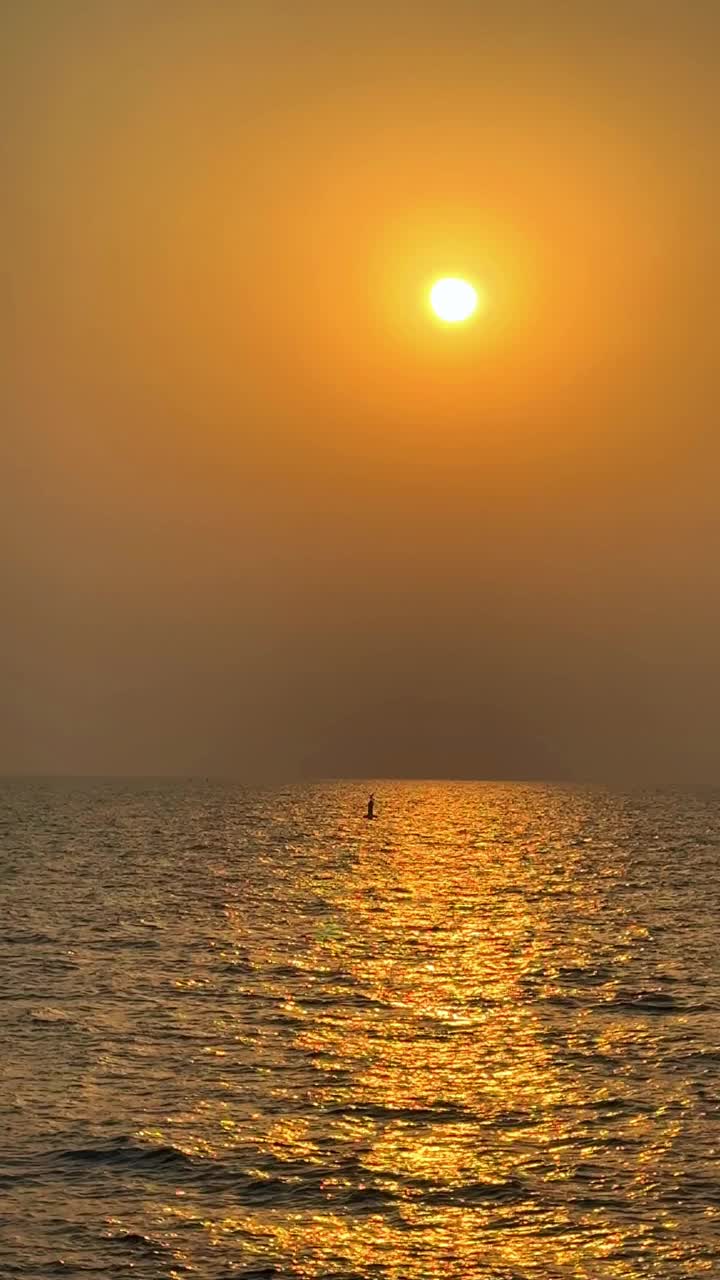 海上美丽的日落视频素材