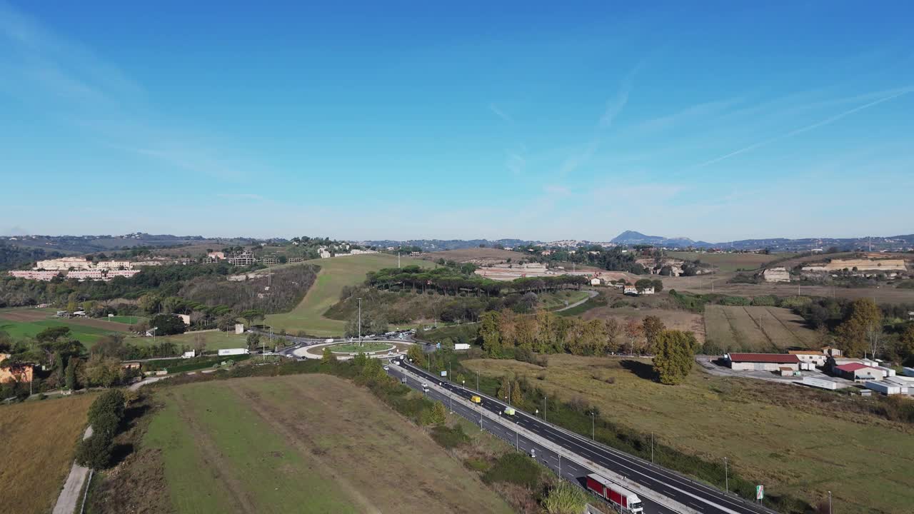 无人机拍摄的公路在春天的早晨被农田和森林包围视频素材