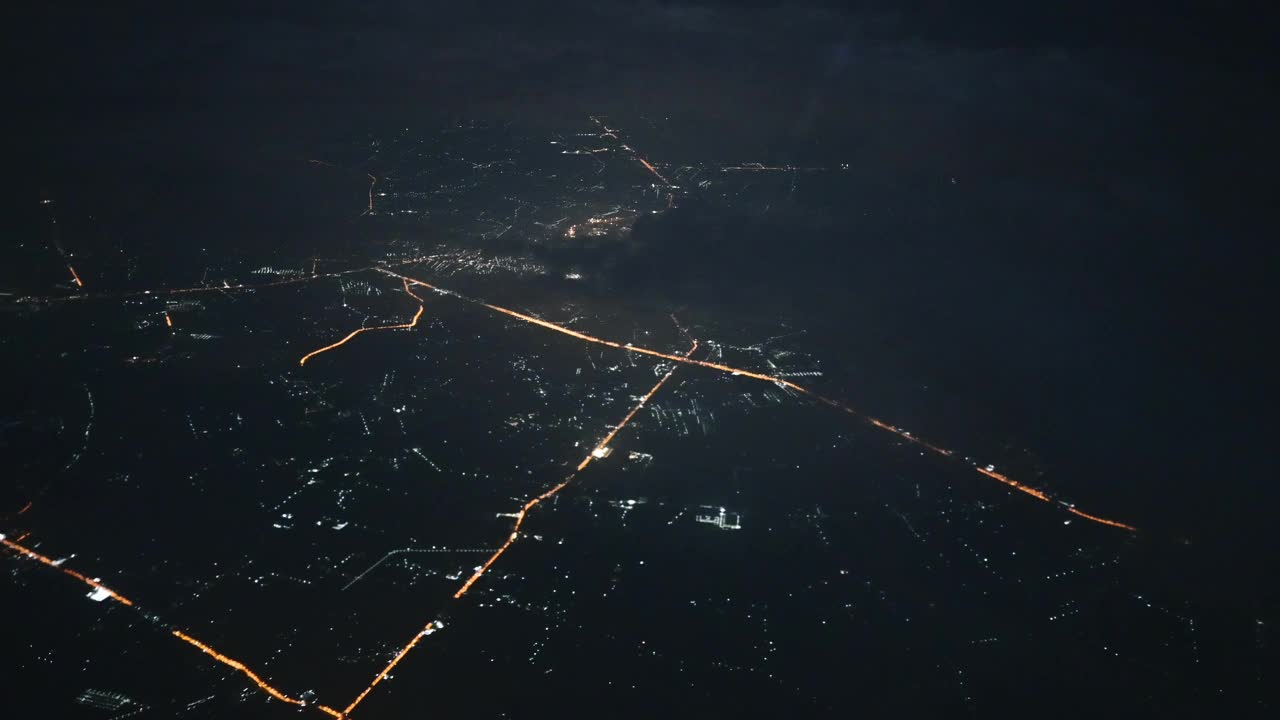 旅行在夜间飞行看着窗口午夜飞行在天空视频素材