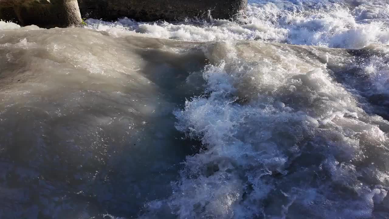 特写:暴雨和洪水冲垮山谷后，河水膨胀。水从高山谷迅速流向平原。洪水中河流的一般竞赛视频下载