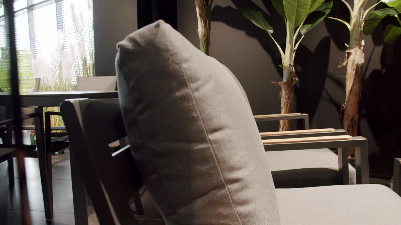 豪华别墅的现代椅子。露台家具，极简主义的椅子和桌子。视频素材