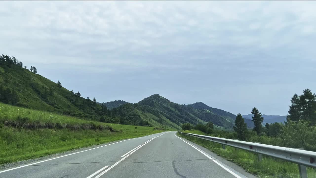 汽车行驶在山路上，景色壮丽。开车旅行。美丽的大自然。视频素材