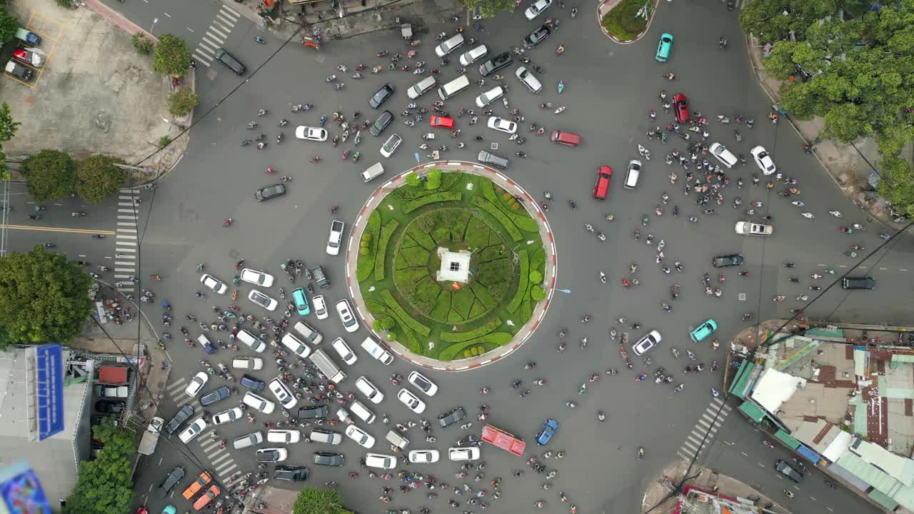 越南胡志明市十字路口的早晨交通俯视图视频素材