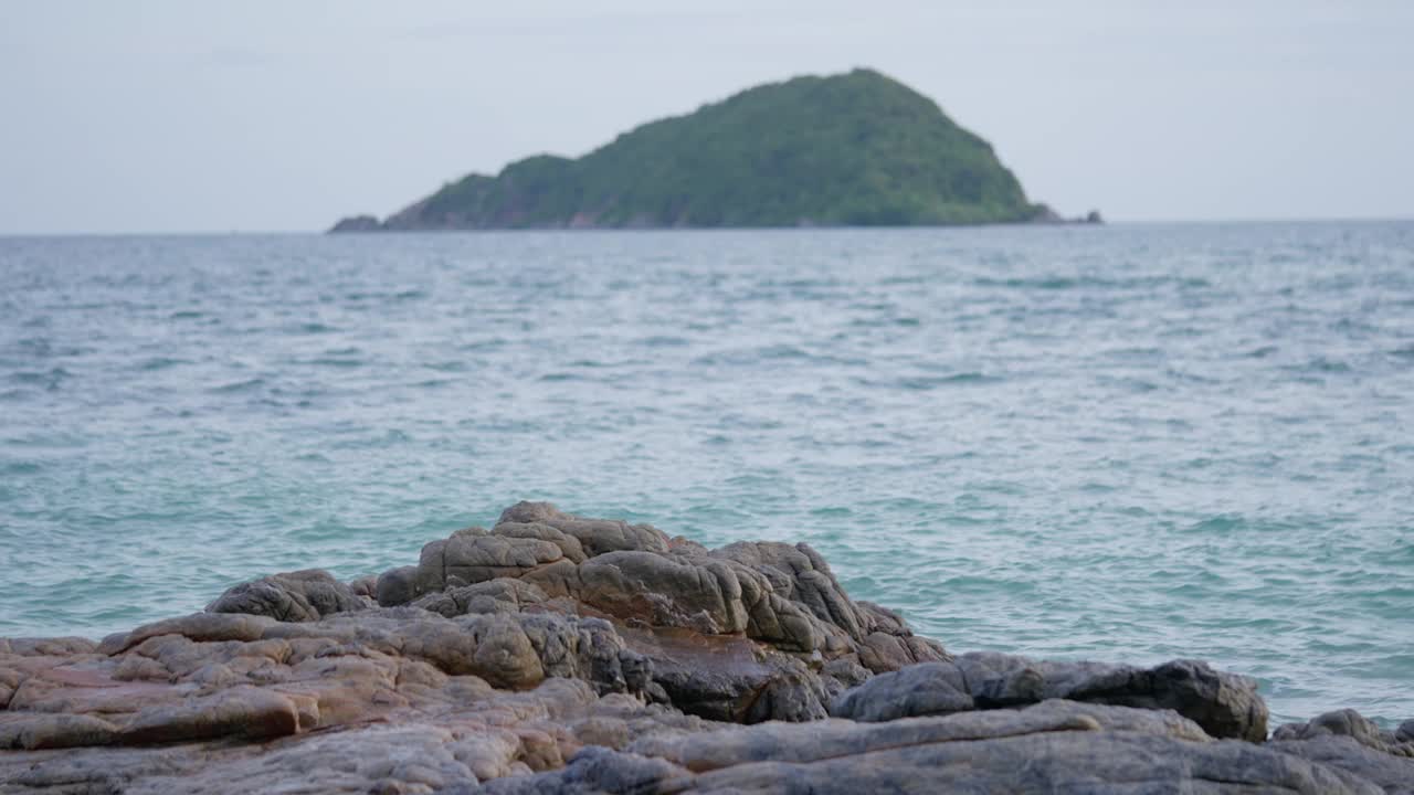 海浪拍打着海滩上的岩石，视频下载