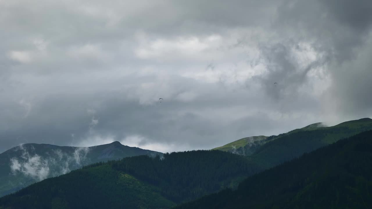 山峦地平线，云雾缭绕的清晨。时间流逝视频素材