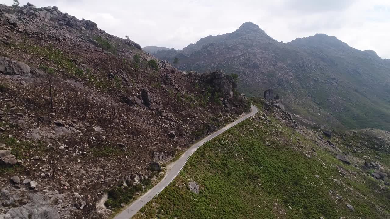 葡萄牙Gerês自然公园的山路鸟瞰图视频素材