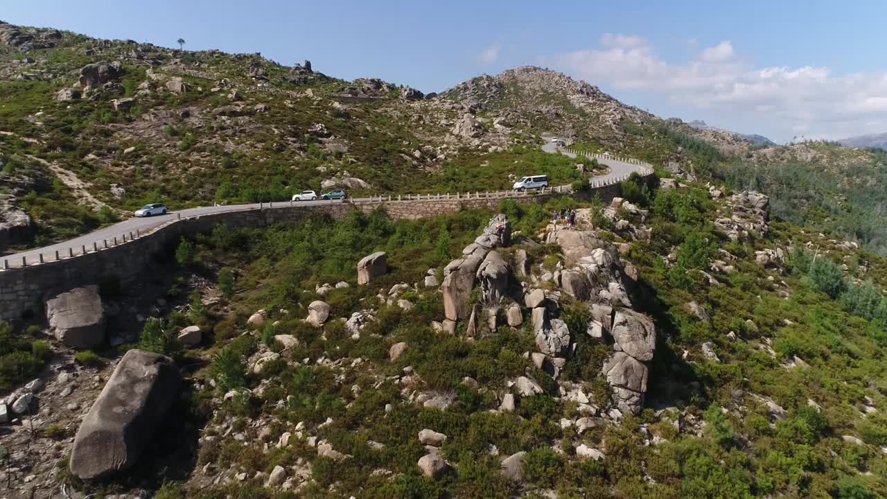 葡萄牙Gerês自然公园的山路鸟瞰图视频素材