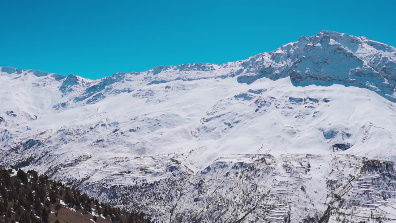 冬天雪覆盖着山。冬季从拉胡尔的沙舒尔修道院看到的白雪覆盖的喜马拉雅山。冬季山上的雪景。视频素材