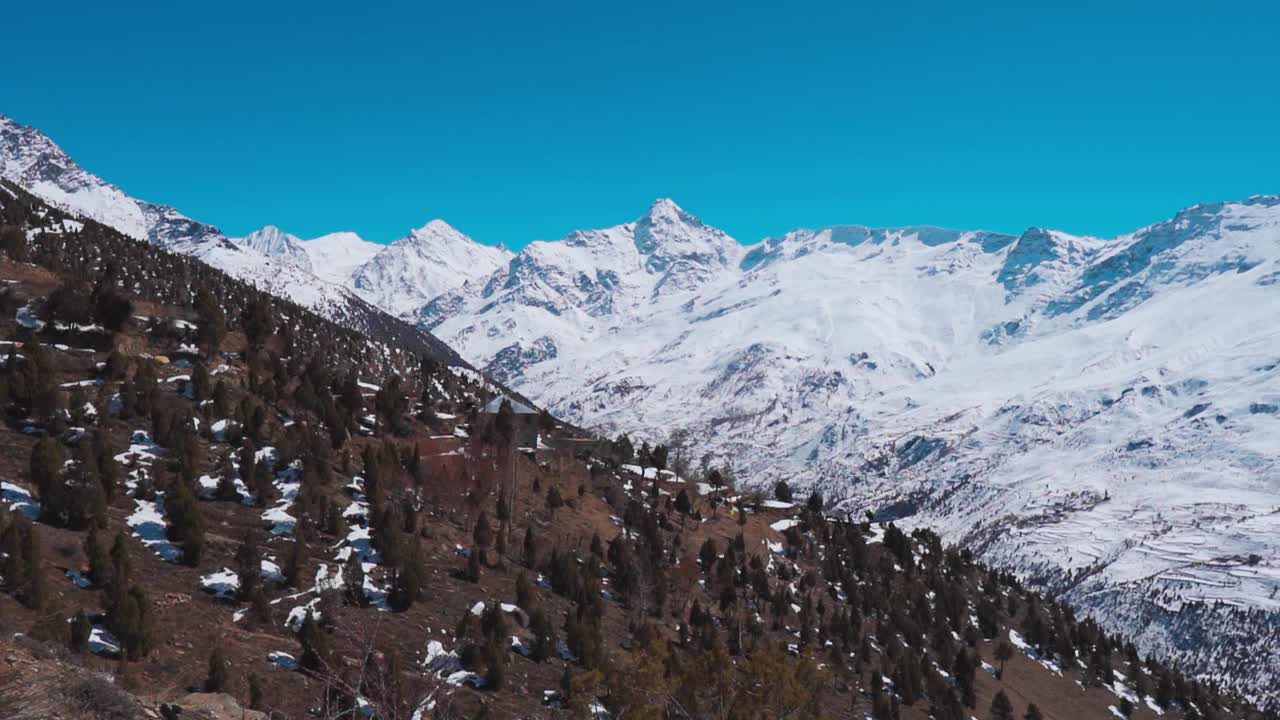 印度拉胡尔白雪皑皑的喜马拉雅山峰。冬天的风景。在阳光明媚的冬日，白雪覆盖了群山。冬季徒步旅行和度假的概念。视频素材