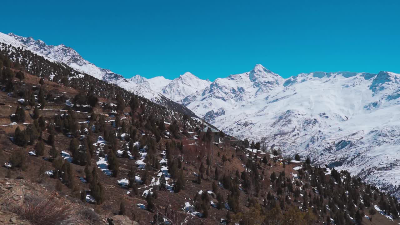 冬季从拉胡尔的沙舒尔修道院看到的白雪覆盖的喜马拉雅山。冬季山上的雪景。视频素材