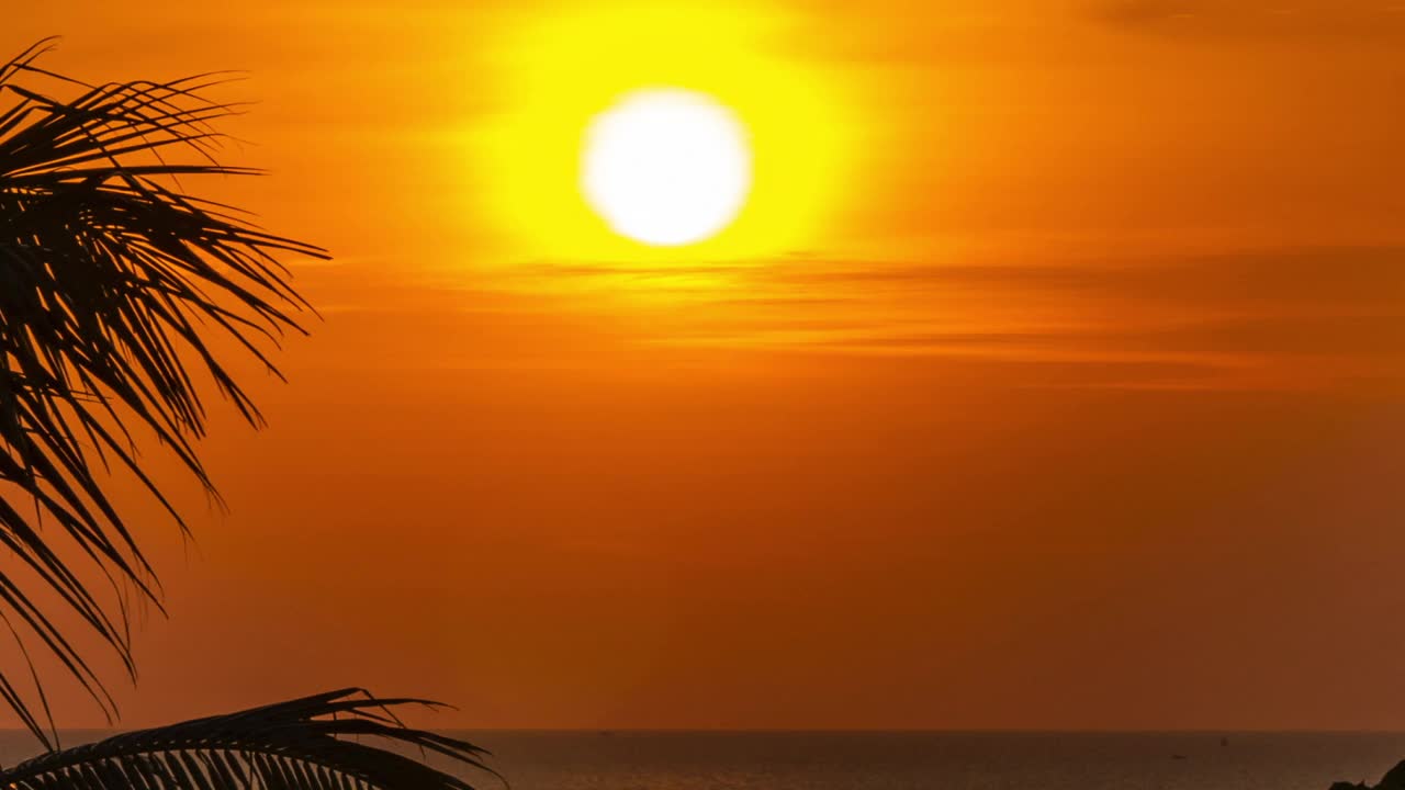 金色田园诗般的日落。太阳落在柔和的海面上。视频素材