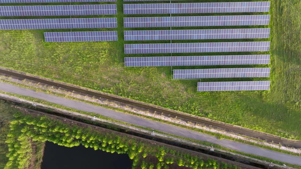 利用太阳的太阳能农场鸟瞰图视频素材