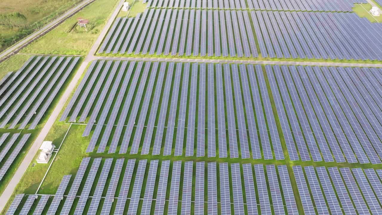 利用太阳的太阳能农场鸟瞰图视频素材