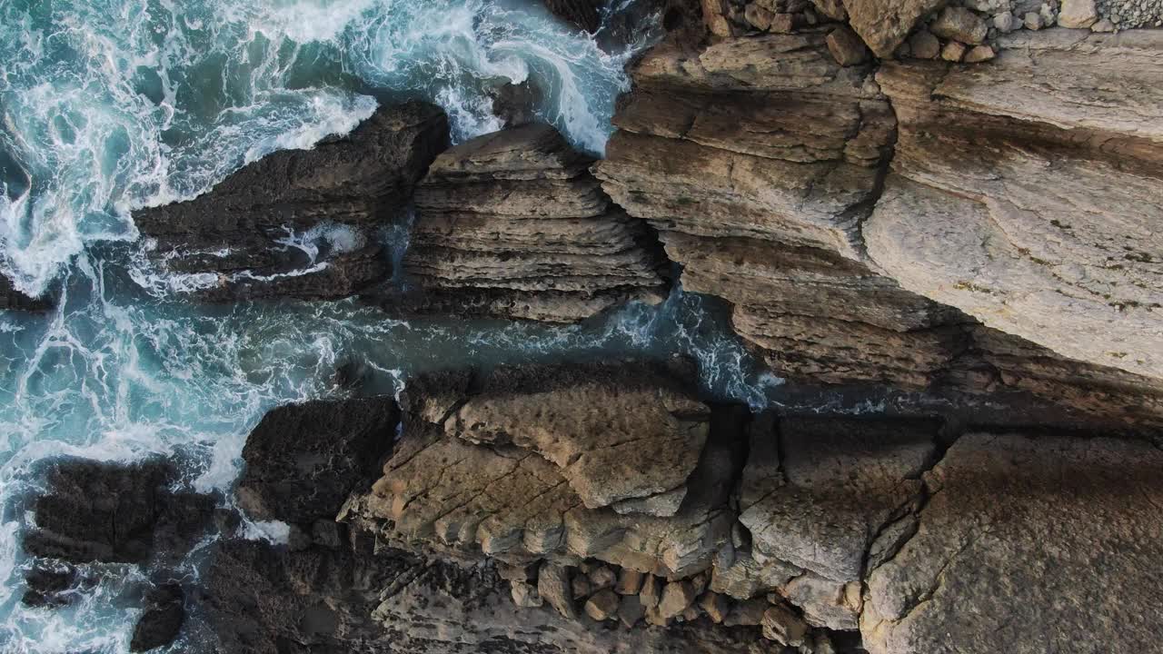 从上面看海边的悬崖视频素材