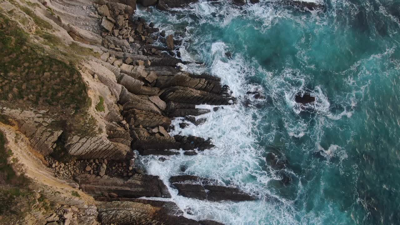 从上面看海边的岩石视频素材