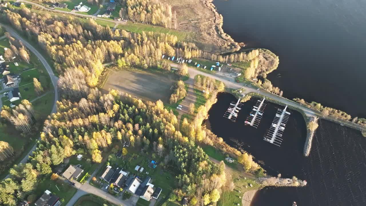 瑞典日落湖畔的住宅村和码头。空中回射视频素材