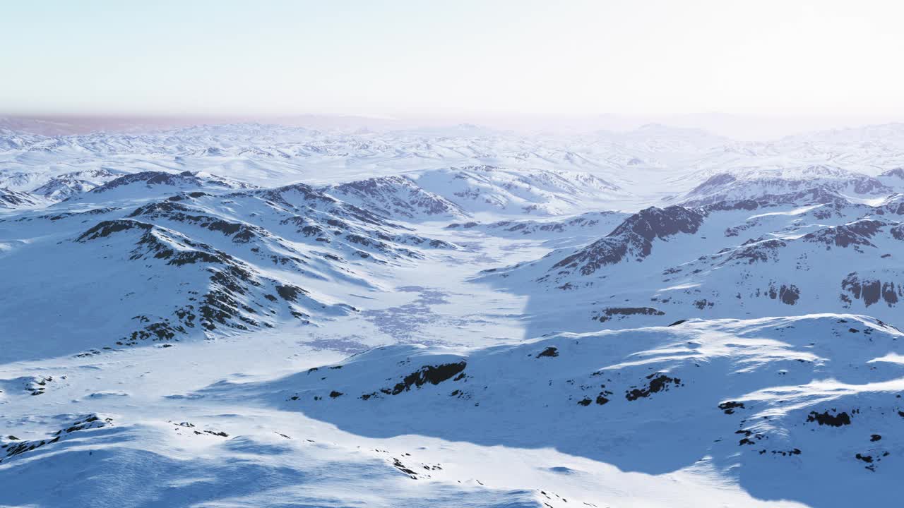 白雪覆盖的山脉映衬着美丽的天空视频素材