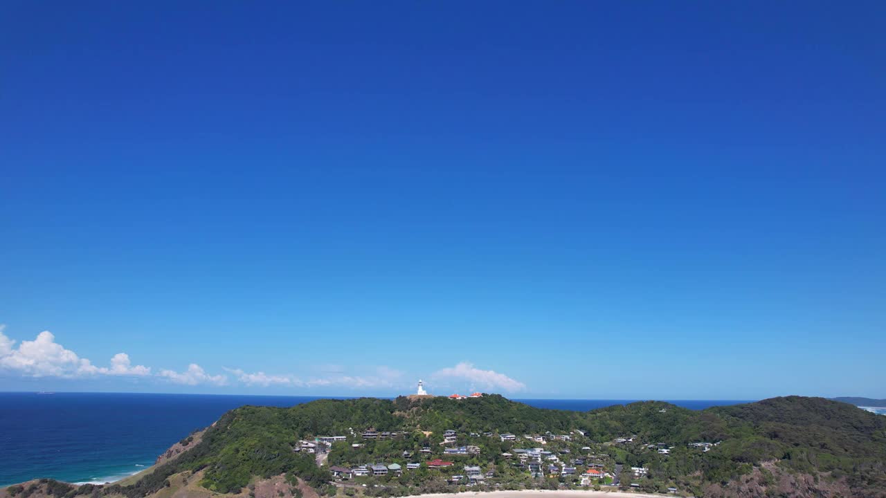 拜伦湾海滨小镇和夏季度假屋——澳大利亚新南威尔士州的沃特戈斯海滩。-空中倾斜射击视频素材