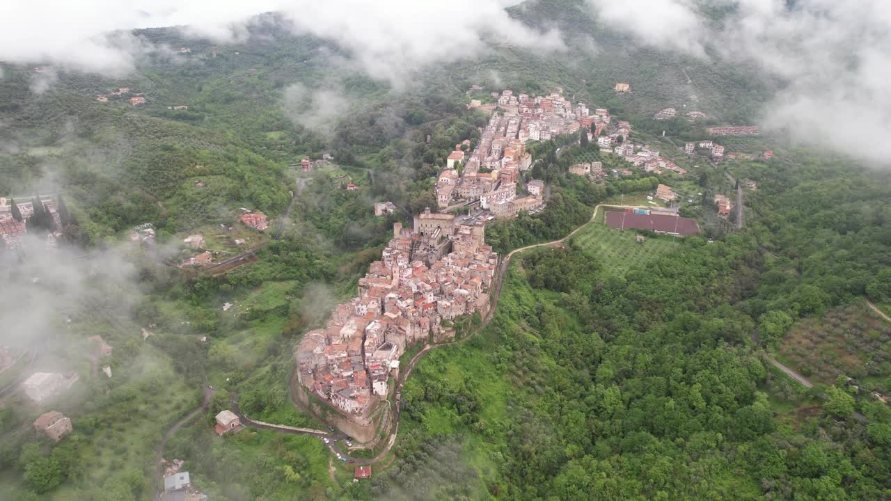 一个美丽的小村庄，坐落在绿色的山丘圣格雷戈里奥达萨索拉视频素材