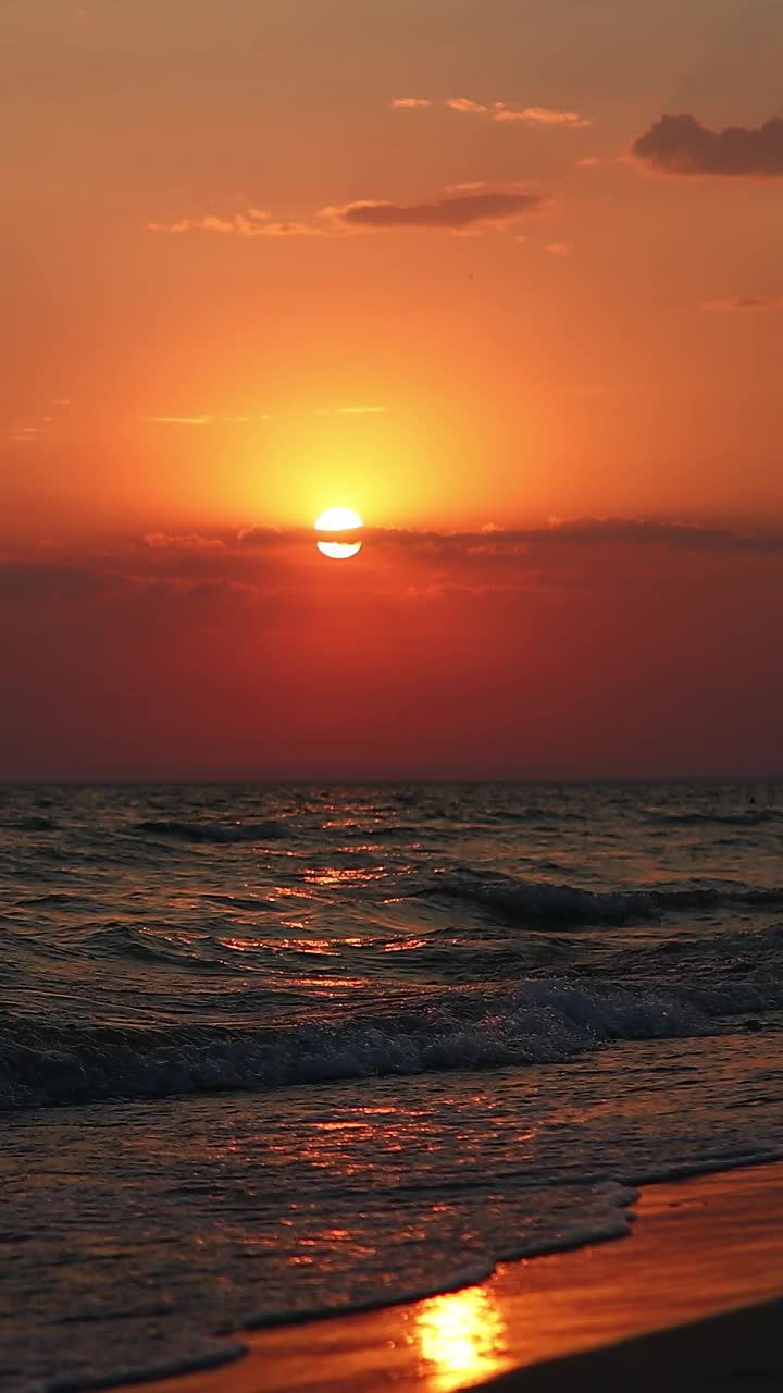 日落的海滨。远景视频素材