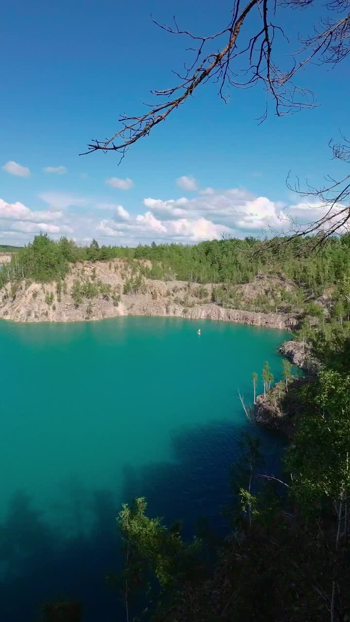 湖景有绿松石水，夏日阳光明媚。垂直视频视频素材