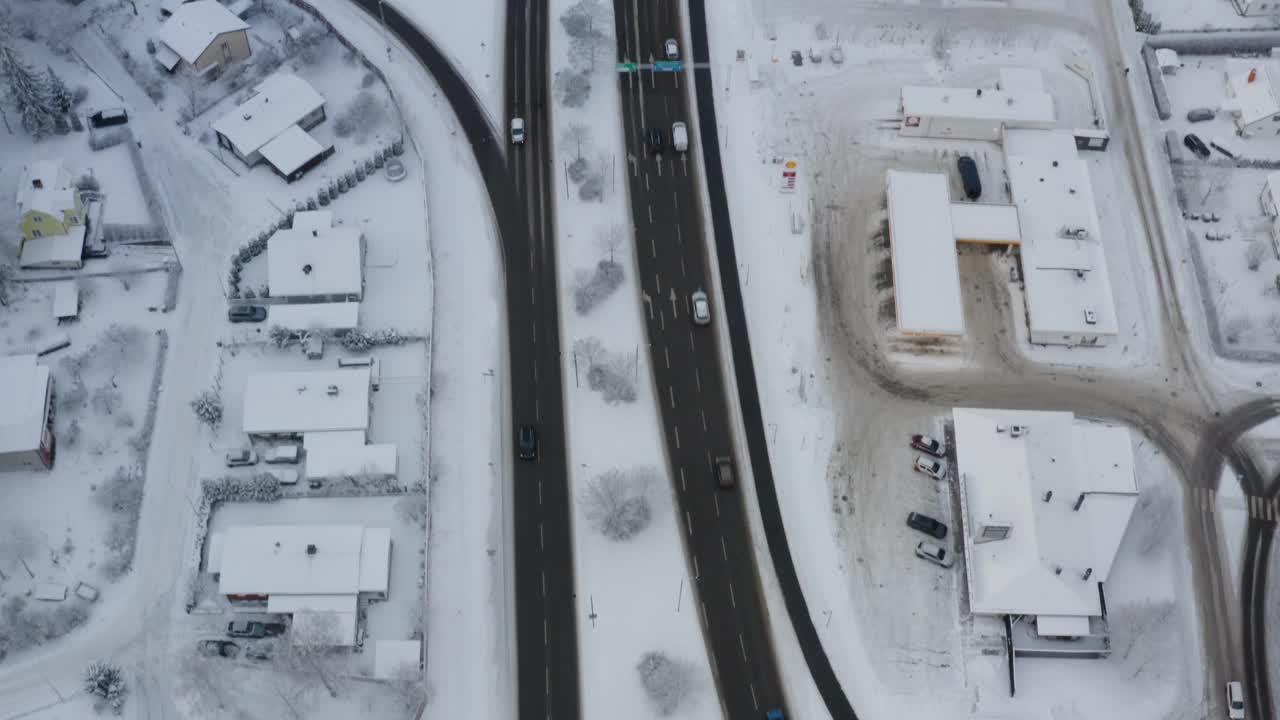 冬季道路上通往交通环岛的交通俯视图视频下载